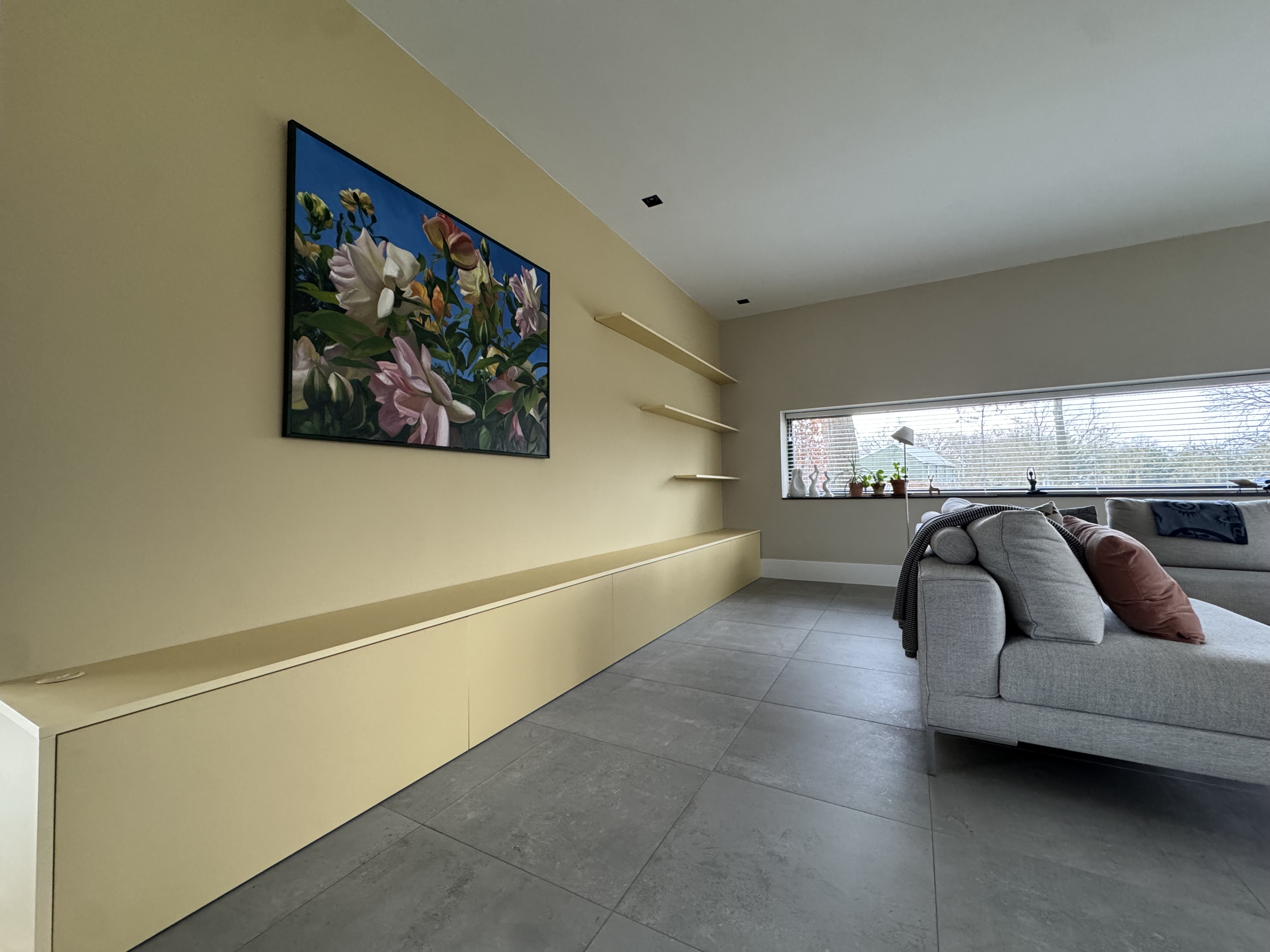 Maatwerk wandmeubel met zwevende wandplanken en crème afwerking, woonkamer Onnen — Samsam Interieur